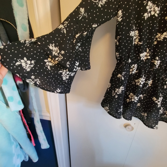 Black and floral bell sleeve blouse - Picture 2 of 2